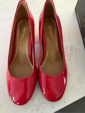 New in box - Vionic Women’s Red Patent Round-Toe Pump size 6.5